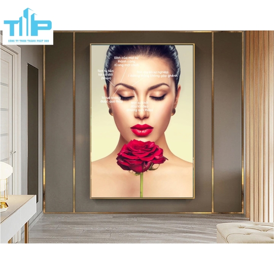 khung tranh tráng gương sang trọng về phun xăm môi cho spa thẩm mỹ viện