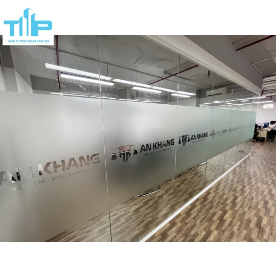 Decal mờ cắt bế logo nhận thi công tại Tp HCM